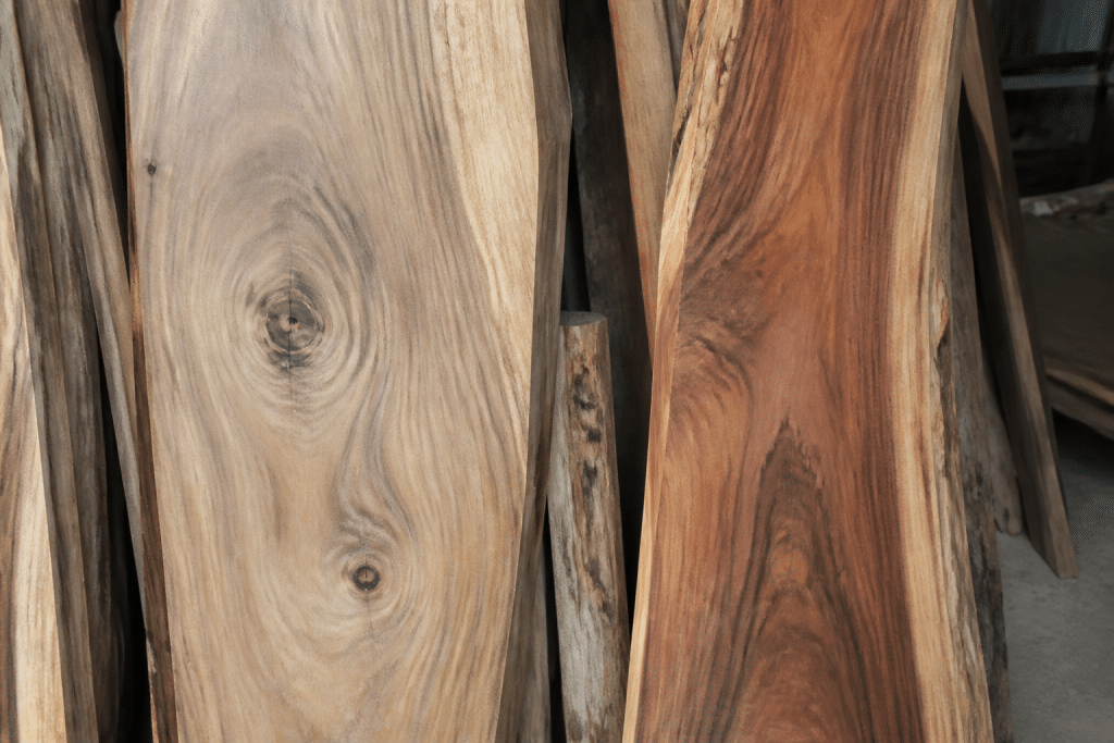 Planches de chene et manguier montrant veinages differents