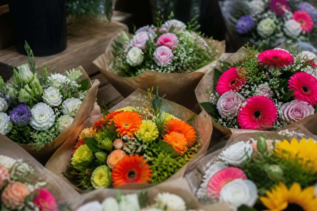 Bouquets multicolores arranges pour occasions anniversaire mariage naissance