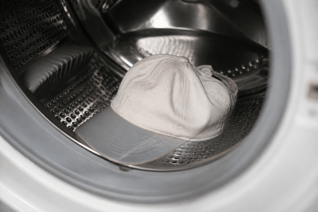 Casquette en coton dans tambour machine avec visière plastique