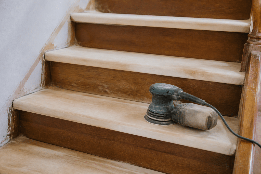 Escalier en bois avec surface preparee et ponceuse electrique