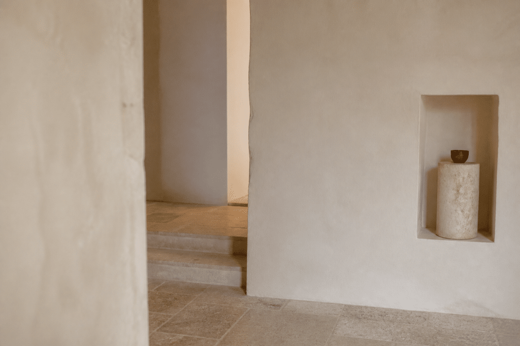Murs avec badigeon, stuc lisse et texture travertin pierre