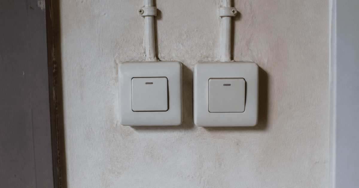 Deux interrupteurs muraux cote a cote avec fils electriques connectes