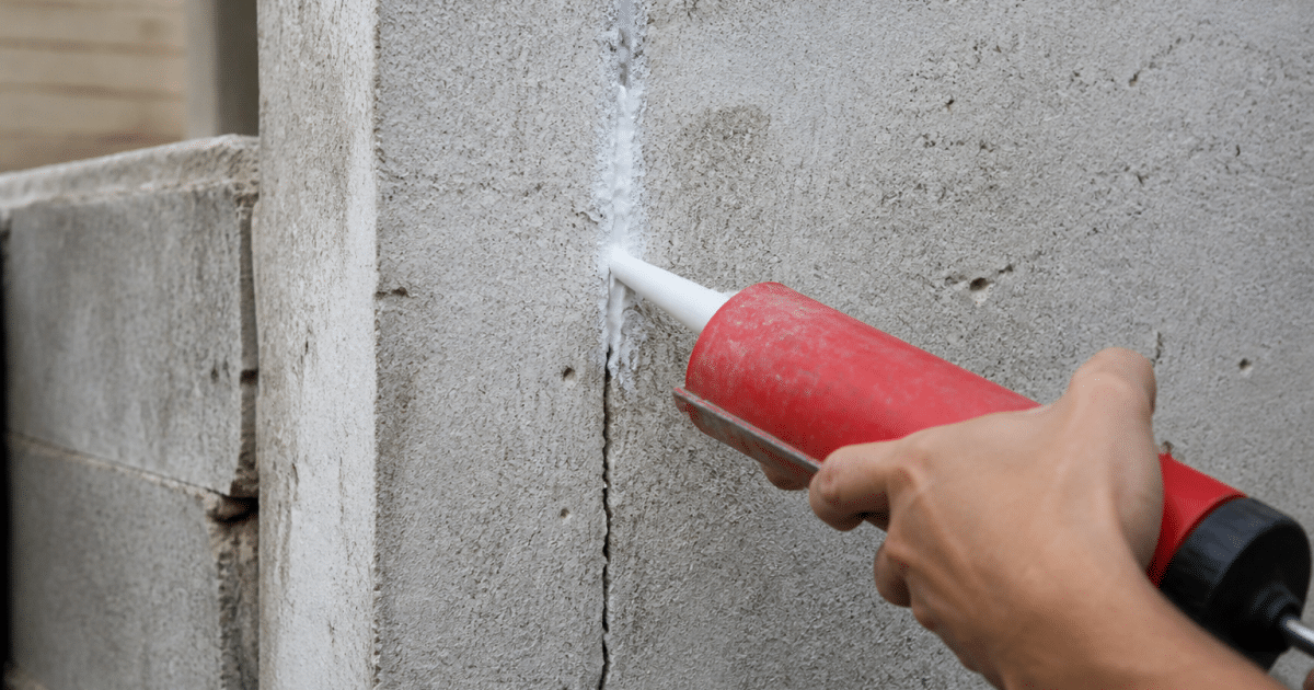 Sceau de joint flexible applique sur fissure construction verticale