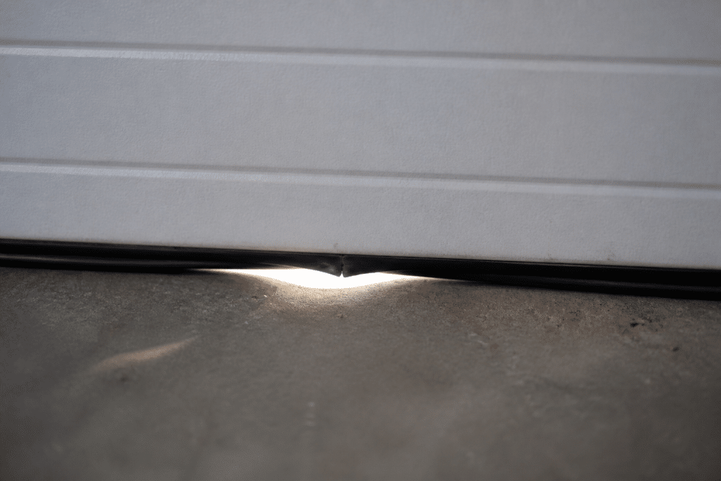 Joint de porte garage fissure laisse passer lumiere
