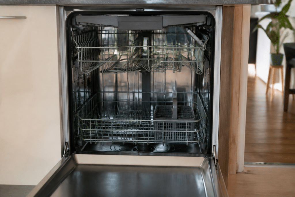 Lave-vaisselle inox ouvert montrant panier intérieur spacieux