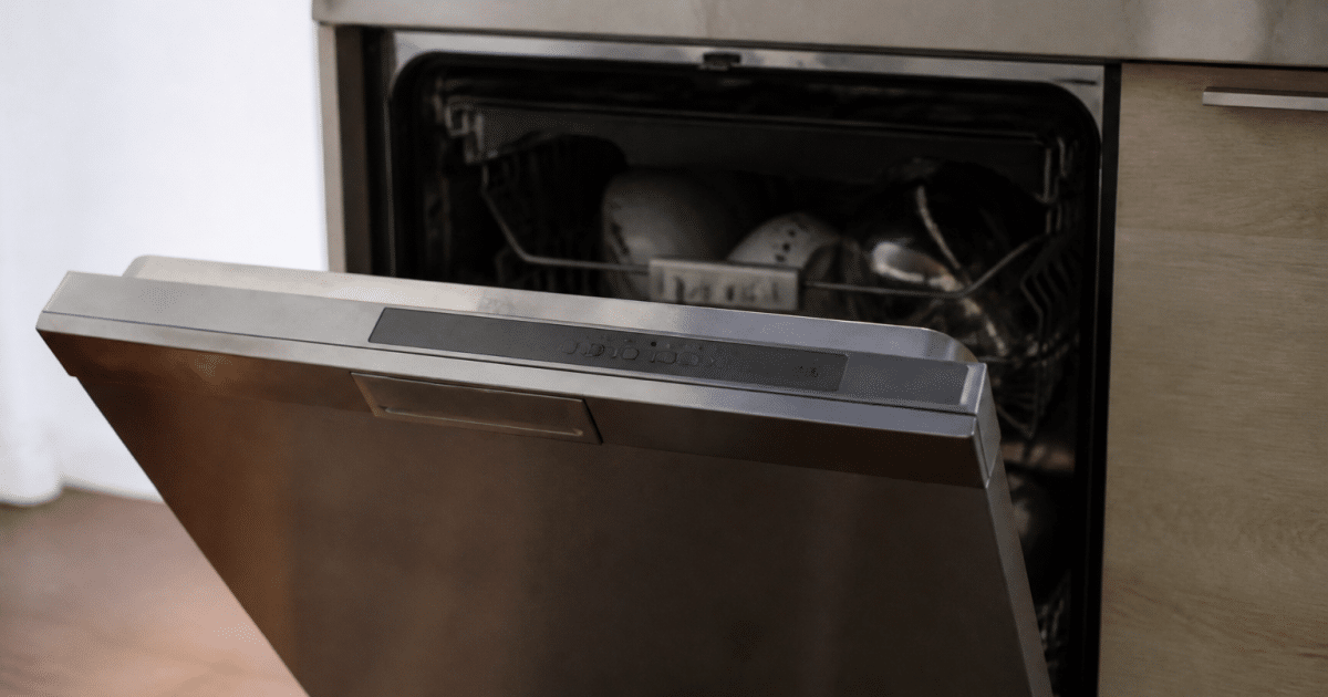 Lave-vaisselle Whirlpool ouvert affichant panneaux de commande numeriques