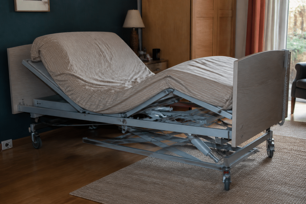 Lit medical electrique avec commandes motorisees releve buste jambes