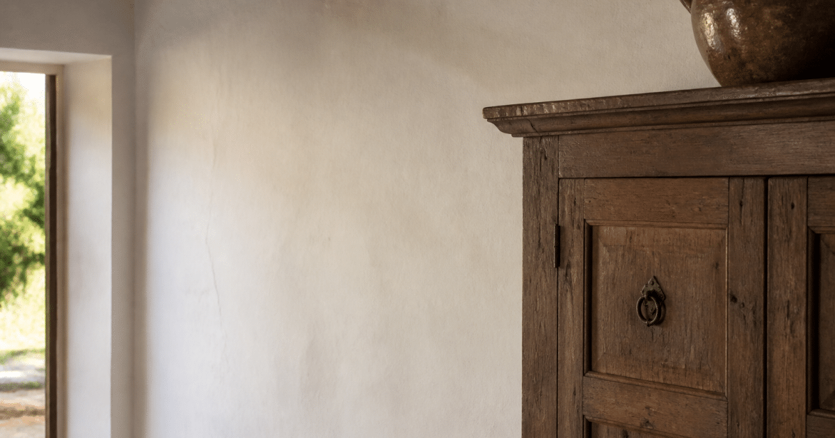 mur interieur recouvert de chaux blanche lisse et uniforme