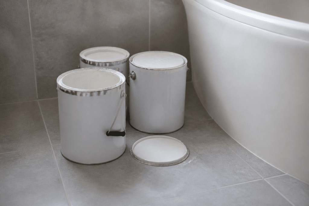 Pots peinture blanche carrelage salle bain gris