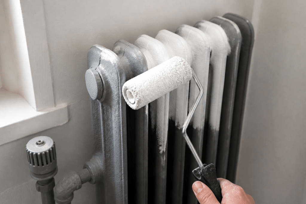 Rouleau peinture blanc applique radiateur fonte gris