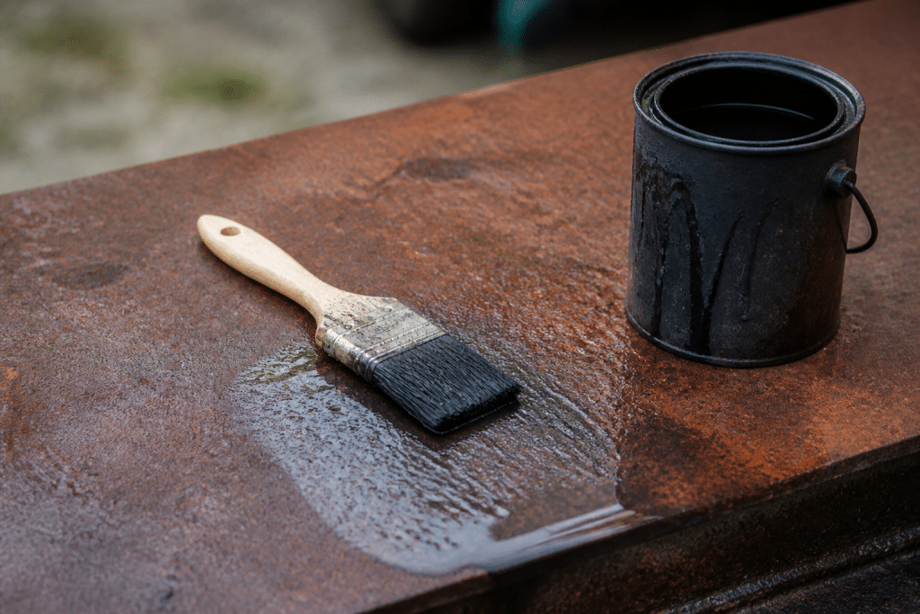 Surface metallique rouille avec pinceau et pot peinture