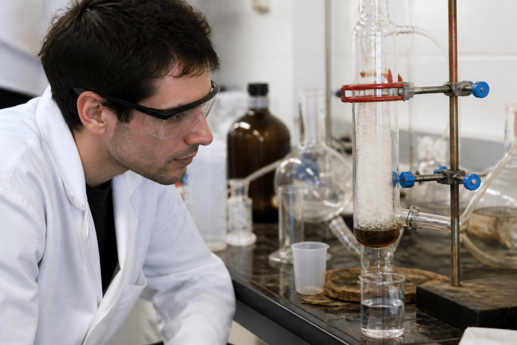 Chimiste observant réaction polymérisation en laboratoire