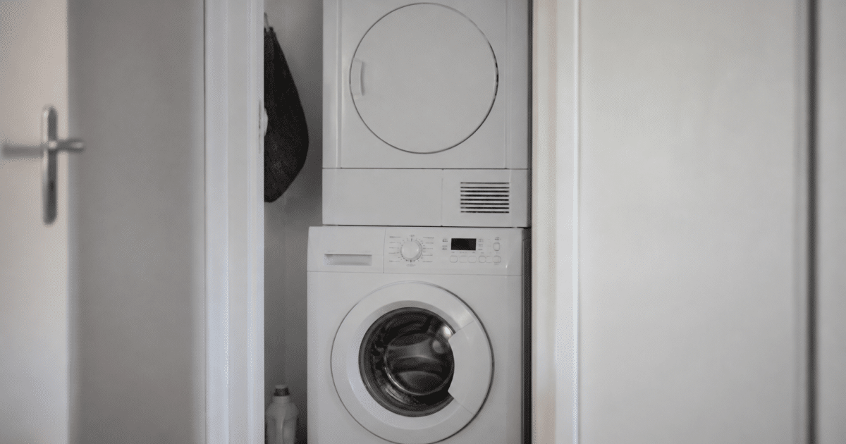 Seche-linge empile au-dessus machine a laver blanche
