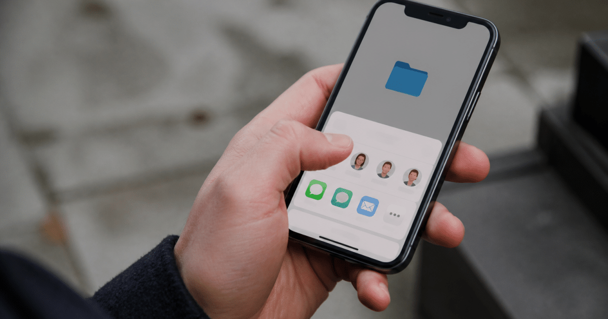 Smartphone affichant interface partage fichiers dossiers application