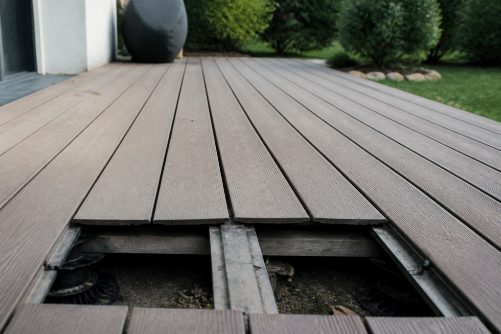 Terrasse bois avec plots espacés montrant fléchissement des lames
