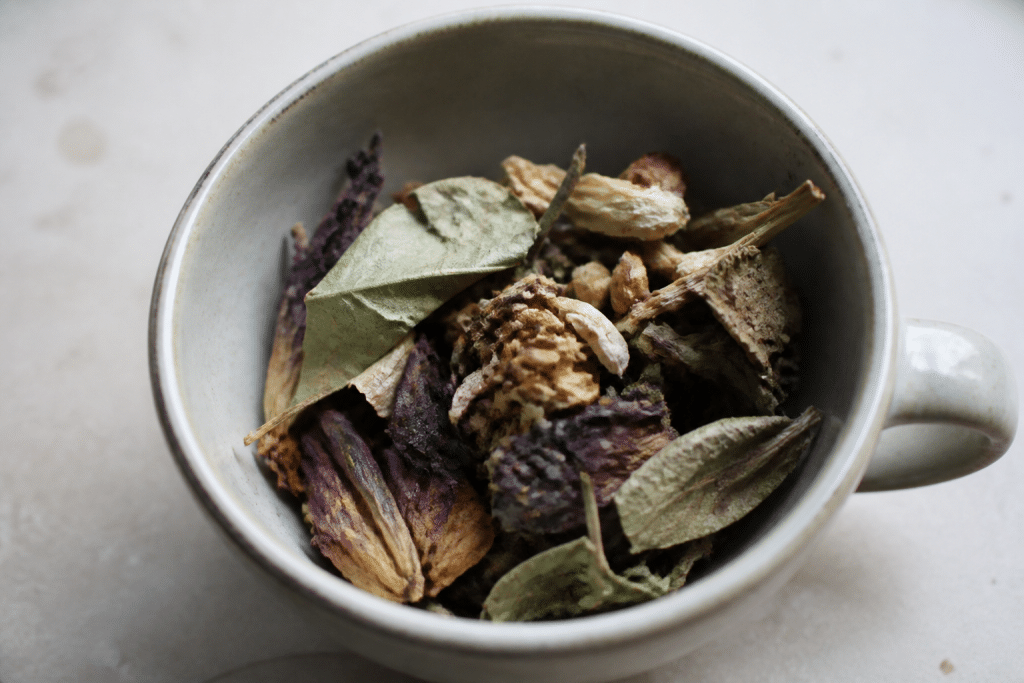 Feuilles et fleurs seches de passiflore dans une tasse