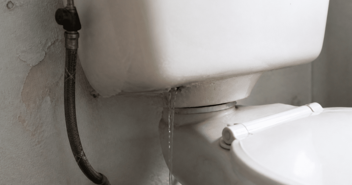 Toilettes avec eau s'echappant du reservoir par le dessous